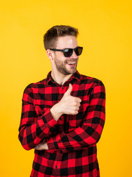 男性，发型整洁，戴眼镜，时髦图片下载