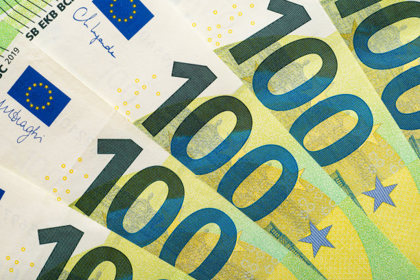 一排百欧元钞票。欧盟货币。图片下载