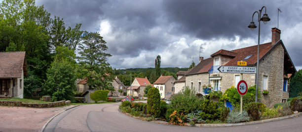 法国勃艮第的Cote d’or地区，乌什河畔的Luzigny村图片下载