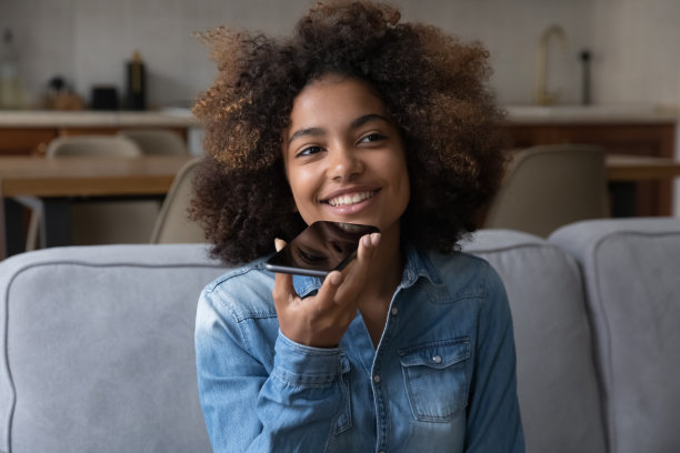 非洲女孩拿着智能手机用免提电话打电话图片下载