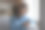 非洲少女坐在沙发上用智能手机图片下载