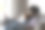 美丽的非洲青少年夫妇放松在沙发上与现代的小玩意图片下载
