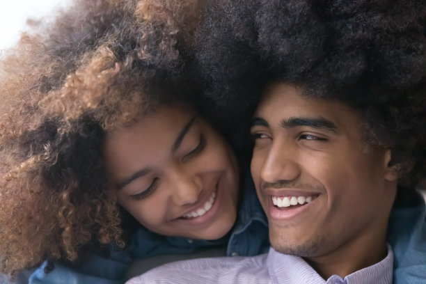 可爱的非洲少年情侣的特写照片图片下载