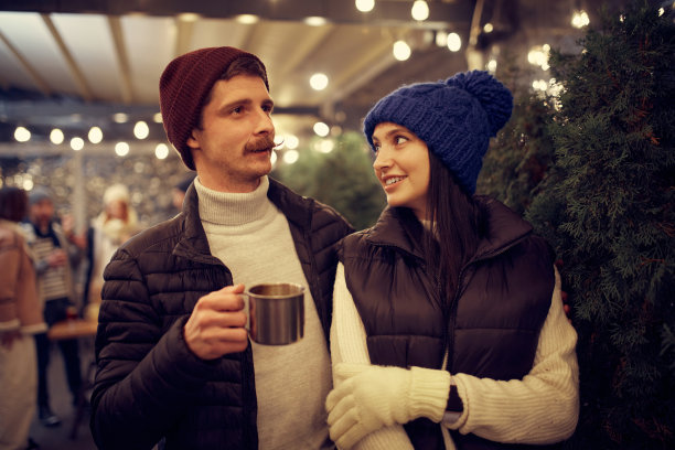 在圣诞假期和聚会上结识新朋友。快乐的男人和女孩在浪漫的约会热饮。情感，假期，爱情，友谊的概念图片下载