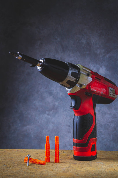 工作的工具。旧的螺丝刀。用过的电动工具。建造和修理房屋。图片下载