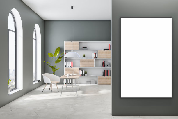 正面的空白白色海报在灰色墙壁上阳光照射舒适的家庭办公室拱形窗户，书柜在浅灰色的墙背景和时尚的木制工作台。3D渲染，模型图片下载