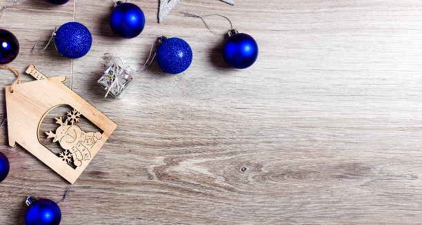 木制背景圣诞装饰蓝球图片下载