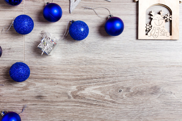 木制背景圣诞装饰蓝球图片下载
