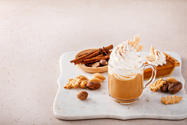 南瓜香料拿铁上面加鲜奶油和肉桂图片下载