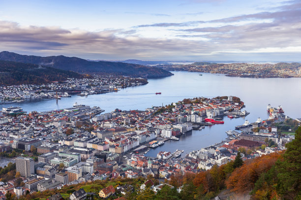 秋天，从佛罗延山上看卑尔根城。挪威。图片下载