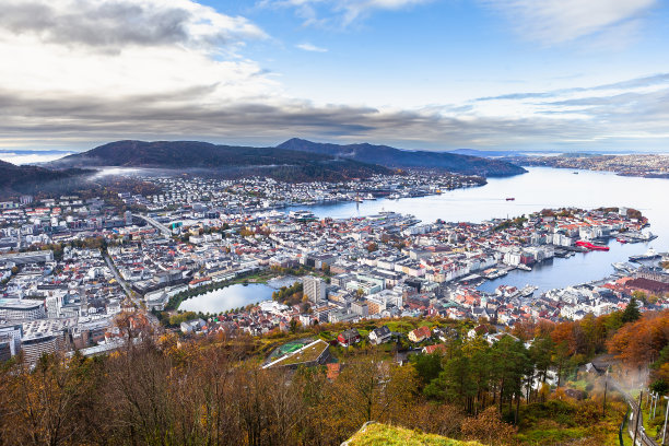 秋天，从佛罗延山上看卑尔根城。挪威。图片下载