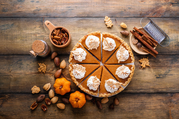 传统的感恩节南瓜派切成片图片下载