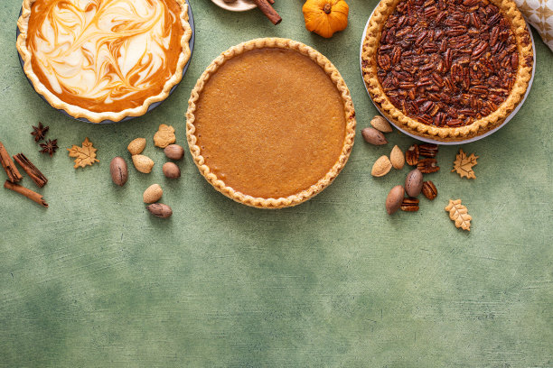 传统的秋季感恩节派，南瓜和山核桃派图片下载