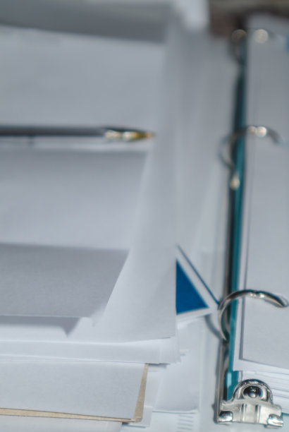 打开的活页夹上的笔和纸的特写图片下载