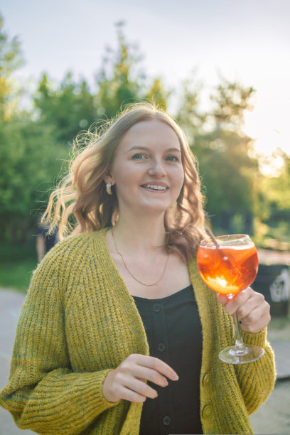 美丽的欧洲30多岁的女孩在咖啡馆和喝水果鸡尾酒的乐趣，装备在周末的餐厅冷却图片下载