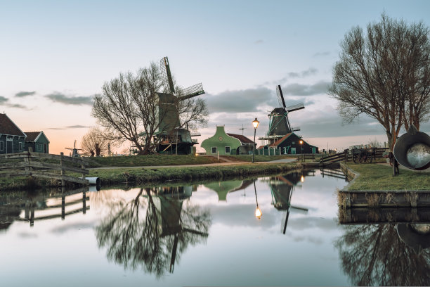 荷兰阿姆斯特丹日落的风车和Zaanse Schans的房子图片下载