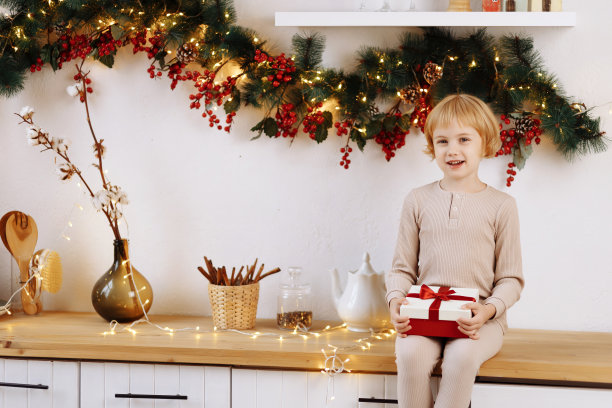 6岁的小女孩拿着礼物坐在那里。图片下载