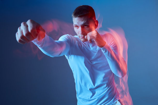 男运动员训练箱在工作室蓝色背景下练习。力量，健康理念。图片下载