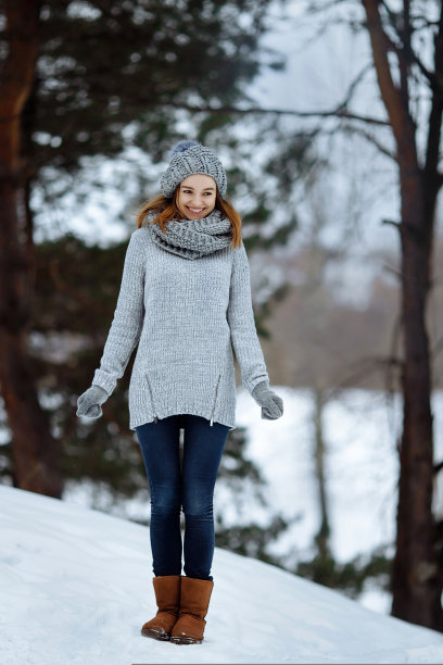 冬天在公园里散步的女人图片下载