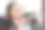 近距离的年轻美丽的女人使用语音短信或语音通信的手机，而坐在家里舒适的沙发上，微笑享受愉快的远程谈话的男朋友。技术概念图片下载