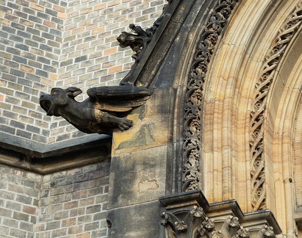 有选择地聚焦在布拉格圣普罗普教堂上的石像鬼。带有新哥特式元素的基督教建筑图片下载