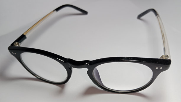 黑框太阳镜图片下载