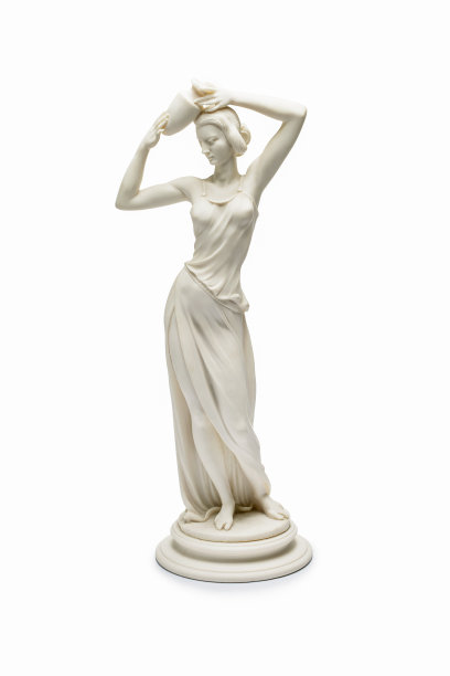 白色大理石雕塑的一个女人与水壶在一个白色孤立的背景。图片下载