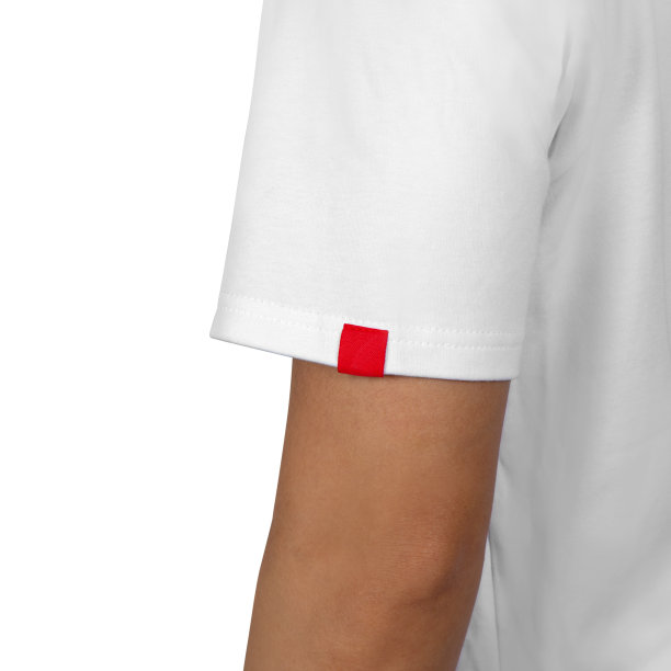 白色t恤袖子上的空白红色服装标签图片下载