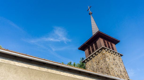 匈牙利一个小镇的当地小天主教堂。图片下载