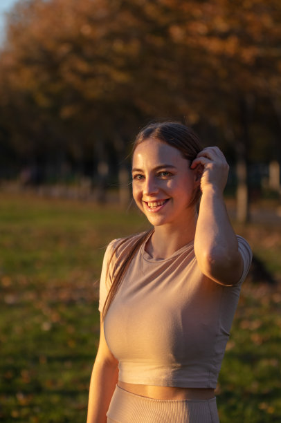 在自然中微笑的俄罗斯女孩头像照片图片下载