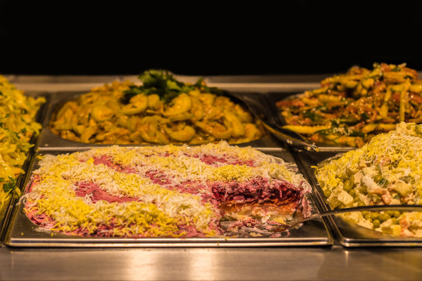 青鱼沙拉配蔬菜蛋黄酱和奶酪。深色背景的特写。图片下载