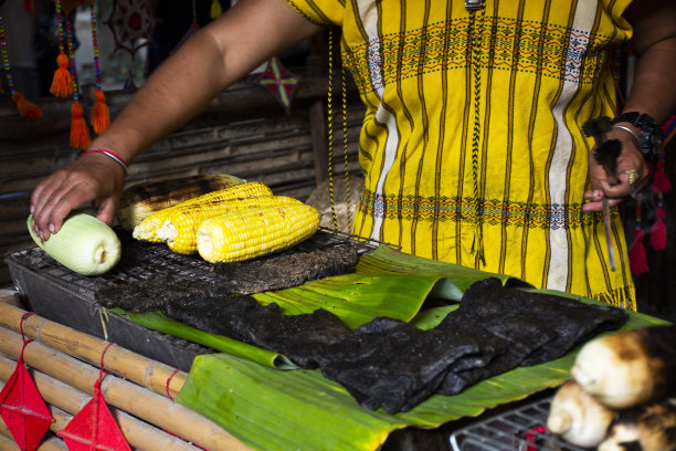 泰国克伦族人烹饪传统的当地食物，小吃部落出售，旅行者，旅游，参观，吃，喝的商品，产品在吴宝当地市场的集市，在泰国Ratchaburi Suan Phueng市图片下载