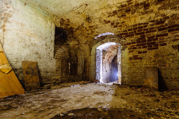 废弃的空旧黑暗地下拱顶地窖图片下载