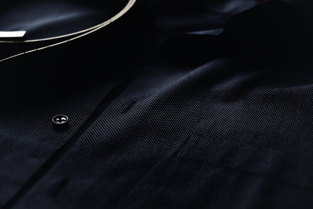 特写的深色男士衬衫。副本的空间。图片下载