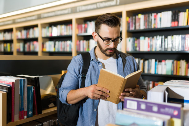 正在为学术研究找书的大学生图片下载