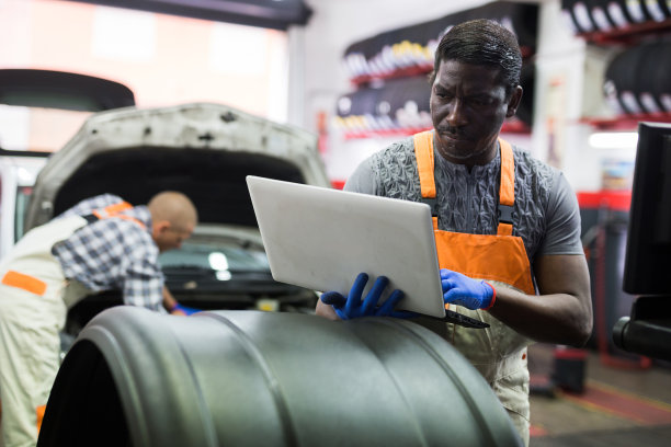 机械师使用笔记本电脑在维修站工作图片下载