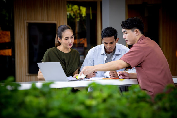亚洲男人和穿着便装的女人的聚会。工作和开放式办公室的概念。图片下载