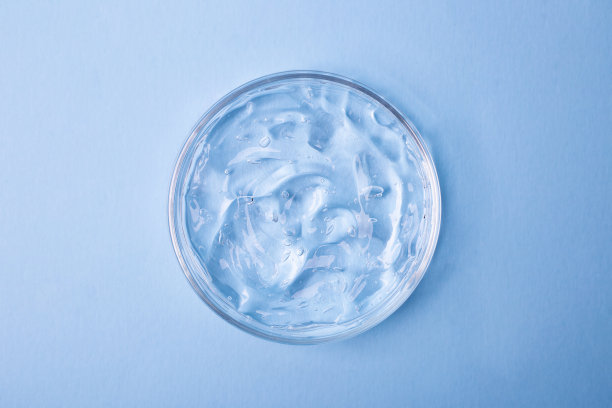 化妆品凝胶在培养皿中具有气泡结构的俯视图。化妆品横幅与复制空间。图片下载