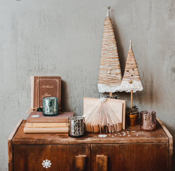 纺织圣诞树在一个壶手工。混凝土灰色背景。刺绣新年装饰。用你自己的双手装饰圣诞。为文本腾出空间。图片下载