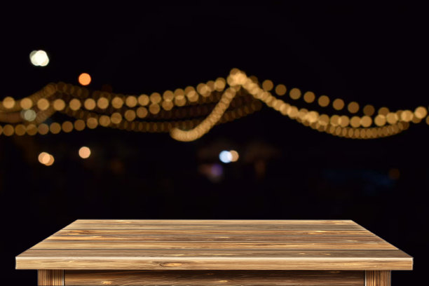 3D渲染空木桌面和模糊的夜晚餐厅背景图片下载