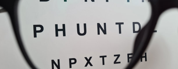 眼睛测试图特写背景上的眼镜图片下载