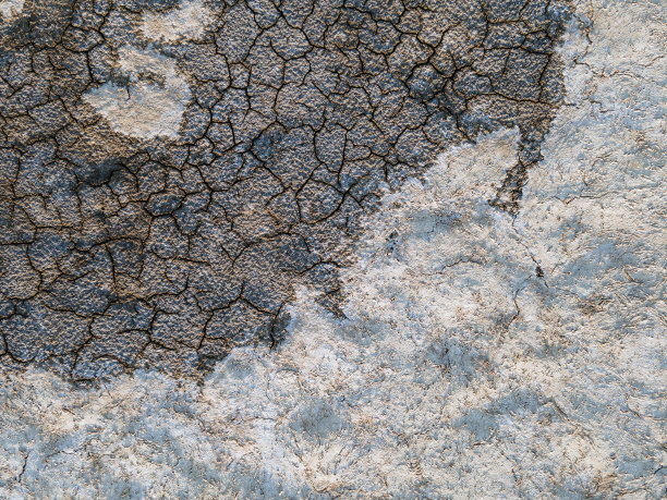 干旱使土地开裂。全球变暖，灾难。气候变化和干燥天气。经济危机，粮食危机。由于天气干燥，收成不好。土壤侵蚀。干涸的河口。图片下载