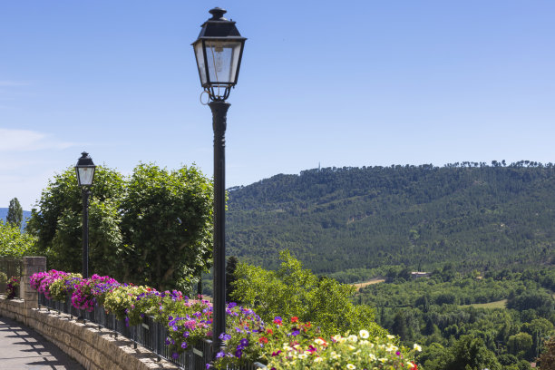 在普罗旺斯地区的moustiers - saint - marie山上的风景。它被认为是法国最美丽的村庄之一图片下载