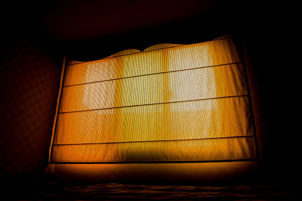 阳光照在窗帘上图片下载