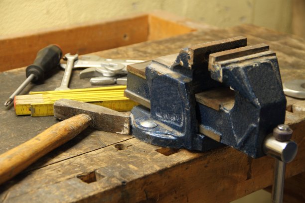 工作台上有工具的虎钳图片下载