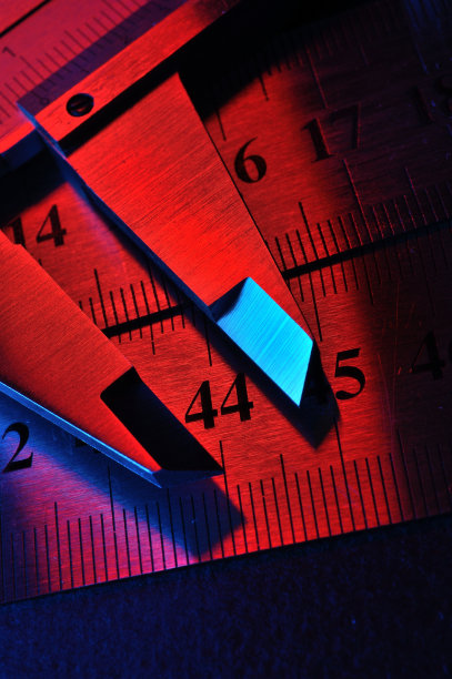 卡尺和金属尺在红色和蓝色照明。特写镜头。图片下载