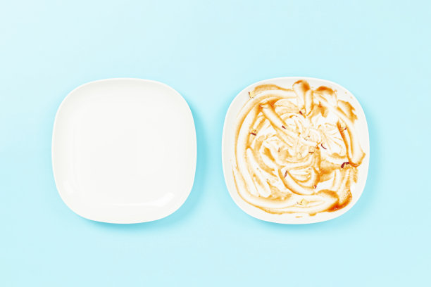 蓝色地板上又脏又干净的盘子图片下载