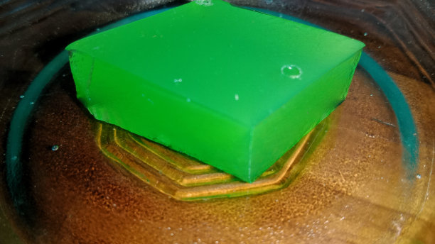 盛在盘子里的绿色果冻图片下载