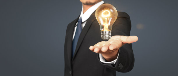 人类手持灯泡创新技术图片下载
