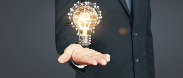 人类手持灯泡创新技术图片下载